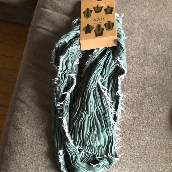 Green scarf - Picture 2 of 2